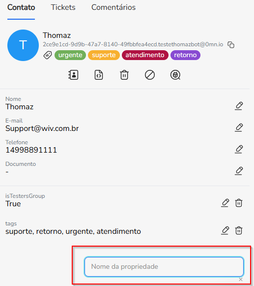 Seção de propriedades do contato com o botão Adicionar propriedade em destaque, abaixo dos campos Nome, E-mail, Telefone e Documento