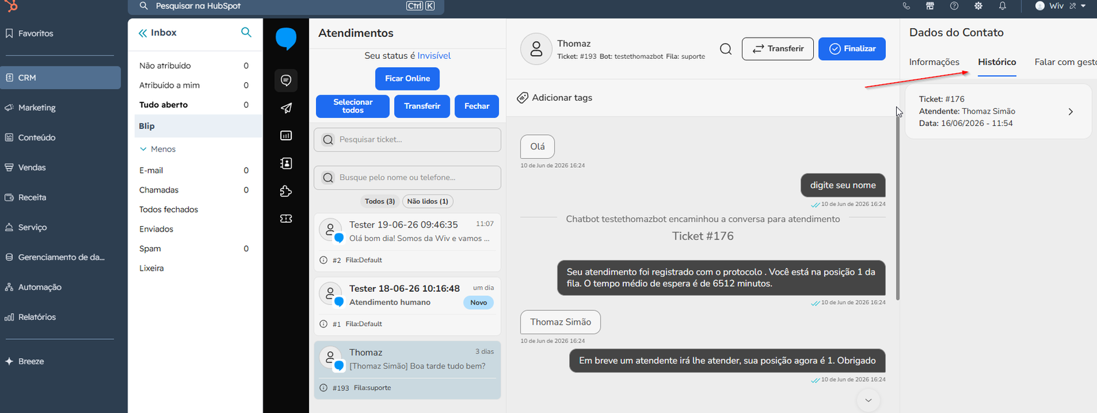 Conversa do contato aberta no Blip Desk dentro do HubSpot, com os dados e o histórico do contato